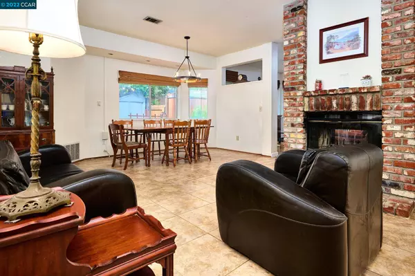 444 Oak Valley Dr, Vacaville, CA 95687