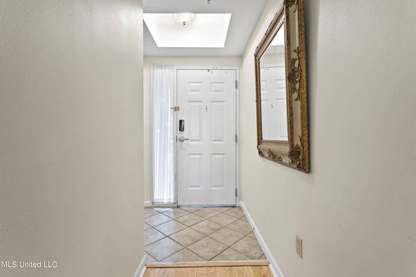 2230 Beach Dr #206, Gulfport, MS 39507