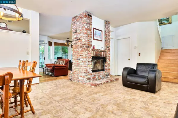 444 Oak Valley Dr, Vacaville, CA 95687