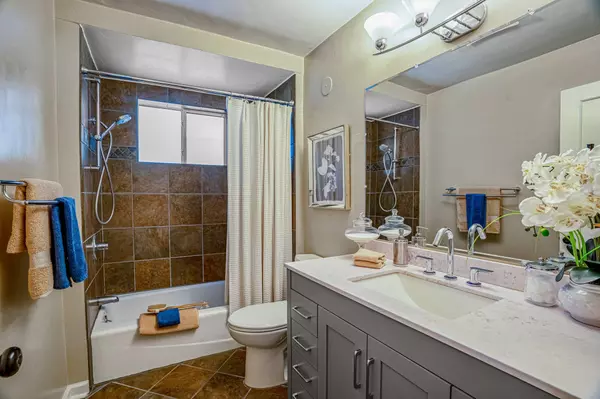 4679 Fairway DR, Los Alamos, NM 87544