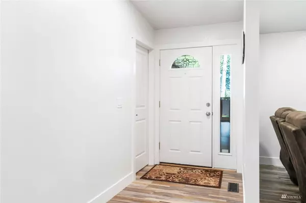 4002 Lakeridge DR E, Lake Tapps, WA 98391