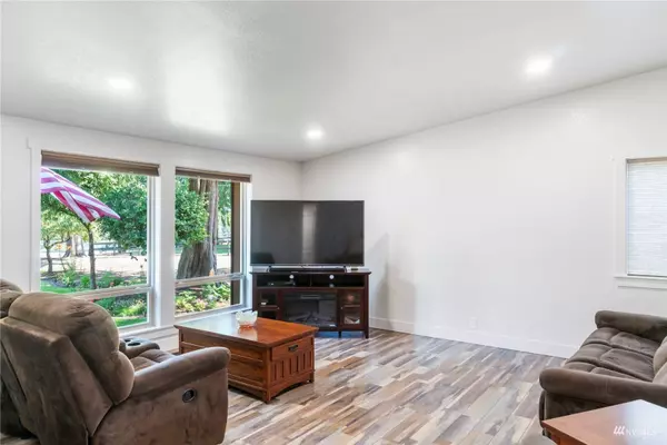 4002 Lakeridge DR E, Lake Tapps, WA 98391