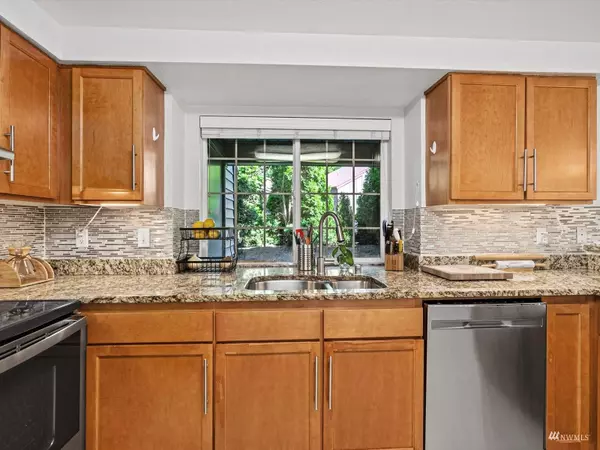 10008 NE 120th LN #C103, Kirkland, WA 98034