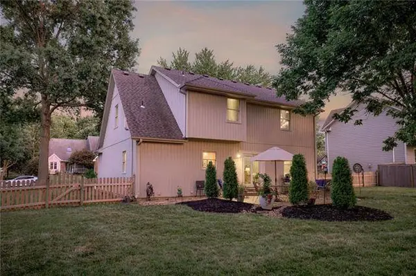 904 NW Winterset ST, Lee's Summit, MO 64081