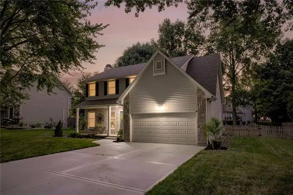 904 NW Winterset ST, Lee's Summit, MO 64081