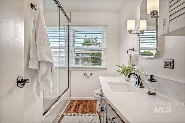 44 S Mesa Vista Dr, Boise, ID 83705