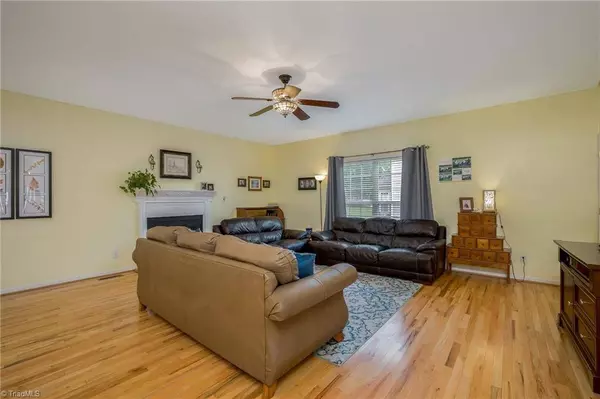 1105 Scarlett DR, High Point, NC 27265