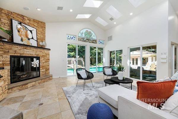 9221 W Riverside Dr, Garden City, ID 83714