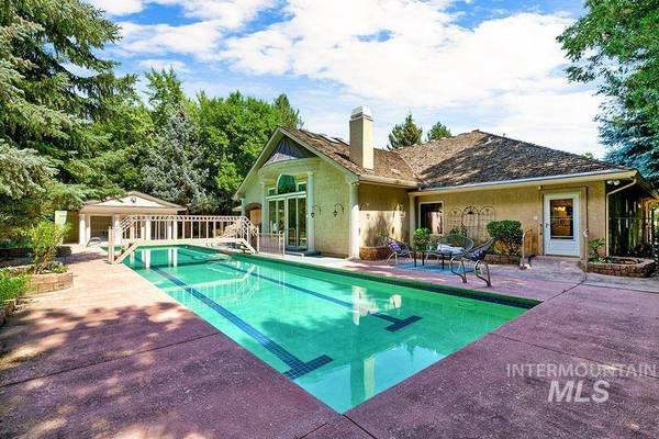 9221 W Riverside Dr, Garden City, ID 83714