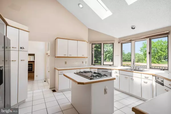 703 WORTHINGTON DR, Moorestown, NJ 08057