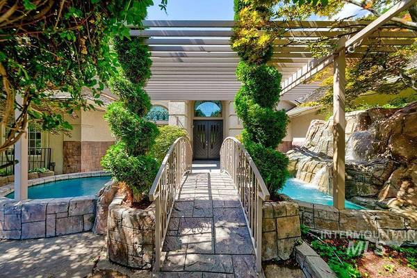 9221 W Riverside Dr, Garden City, ID 83714
