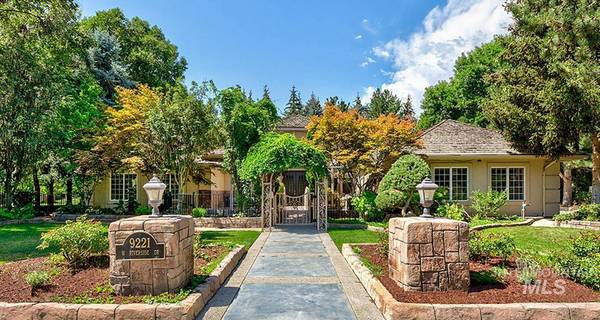 9221 W Riverside Dr, Garden City, ID 83714