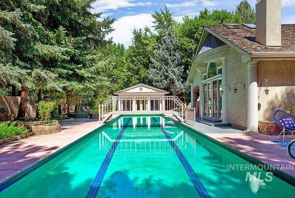 9221 W Riverside Dr, Garden City, ID 83714