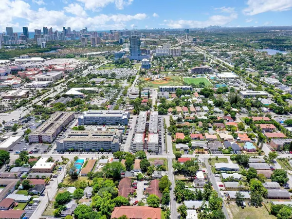 215 SE 3rd Ave #304B, Hallandale Beach, FL 33009