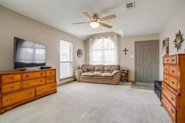 5200 Hill Ridge Drive, Fort Worth, TX 76135