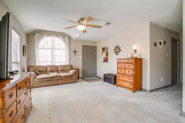 5200 Hill Ridge Drive, Fort Worth, TX 76135