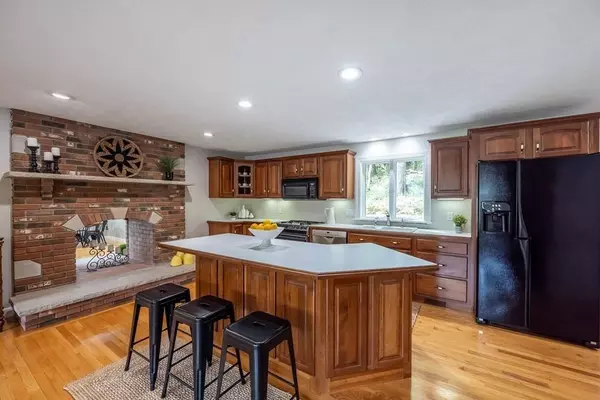 83 Center St, Andover, MA 01810