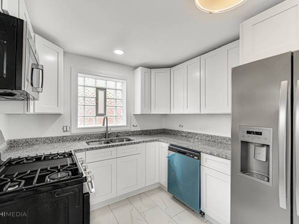 8546 S Woodlawn Avenue, Chicago, IL 60619