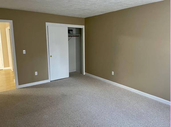 25 Log ST #1B, Manchester, NH 03102