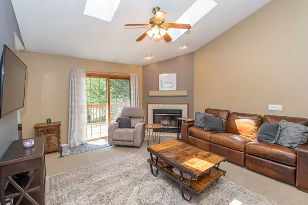 815 Millcreek CIR, Elgin, IL 60123