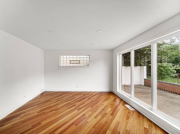 8546 S Woodlawn Avenue, Chicago, IL 60619