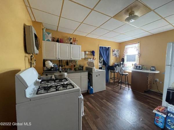 203 Brookside Ave AVE, Amsterdam, NY 12010