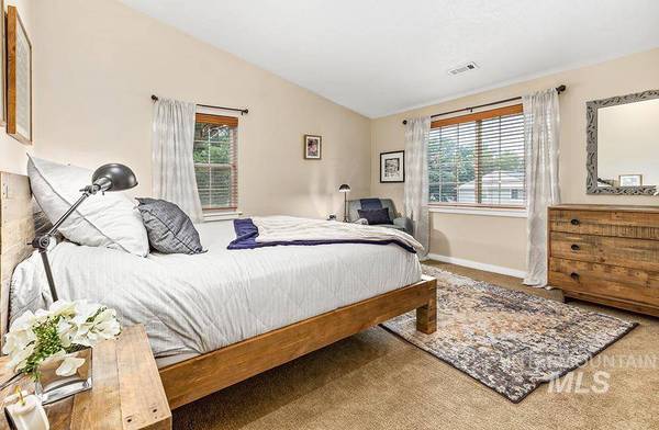 227 W Village Ln, Boise, ID 83702