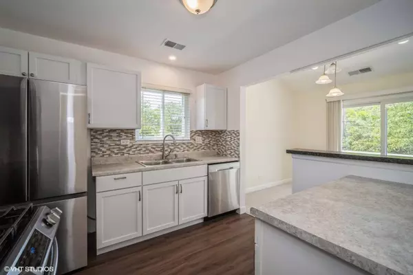 224 Thornapple CT #224, Buffalo Grove, IL 60089