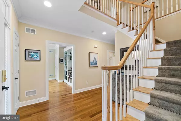 5 EDGEWOOD RD, Branchburg, NJ 08876