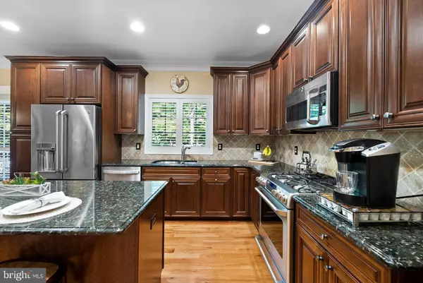 5 EDGEWOOD RD, Branchburg, NJ 08876