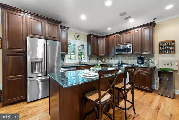 5 EDGEWOOD RD, Branchburg, NJ 08876