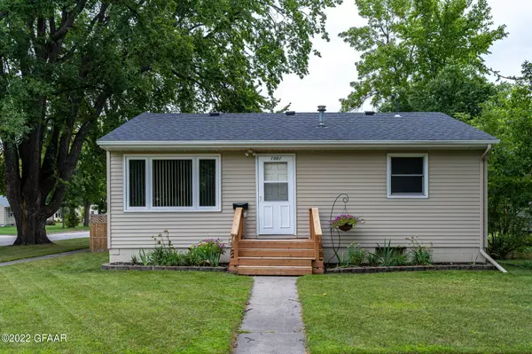 1011 11TH Street S, Grand Forks, ND 58201