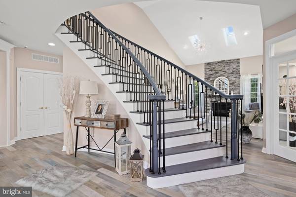 9 OLD HICKORY CT, Mount Laurel, NJ 08054