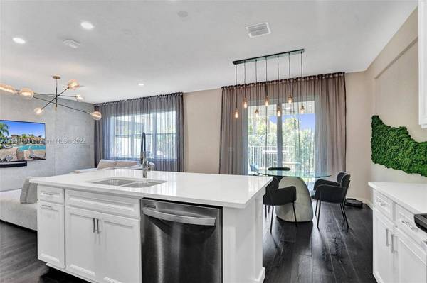 1574 Myrtle Oak Ter, Hollywood, FL 33021