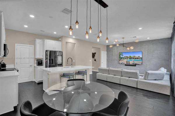 1574 Myrtle Oak Ter, Hollywood, FL 33021