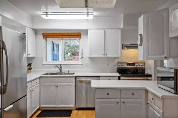 127 Grand Canyon DR, White Rock, NM 87547