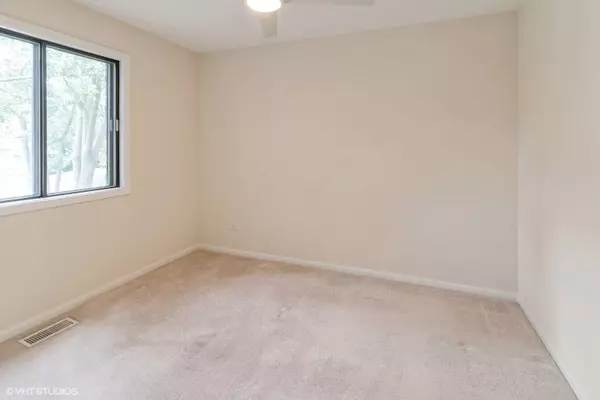 342 SHERIDAN DR #1A, Willowbrook, IL 60527