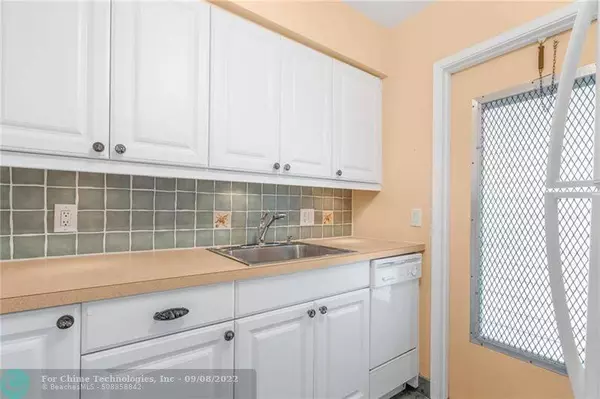 650 Pine Dr #14, Pompano Beach, FL 33060