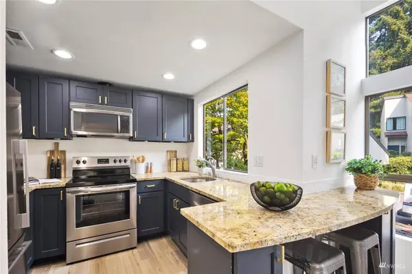 10905 NE 35th PL #20-2, Bellevue, WA 98004