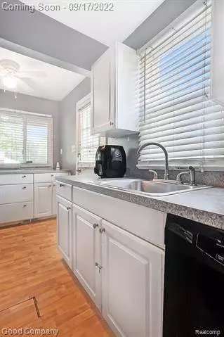 27754 RED LEAF Lane, Southfield, MI 48076