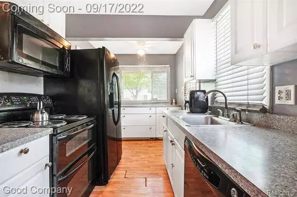 27754 RED LEAF Lane, Southfield, MI 48076