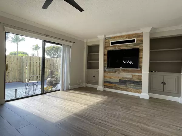 201 Lake Arbor DR, Palm Springs, FL 33461