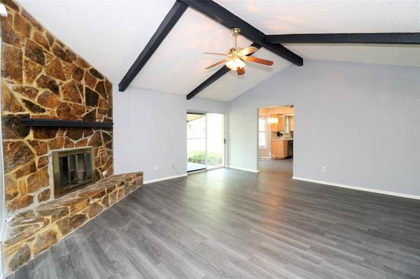 512 Sussex Drive, Arlington, TX 76014