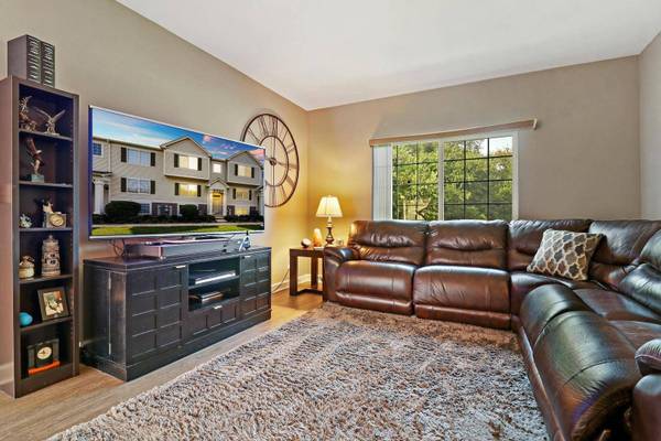 1743 Fredericksburg LN, Aurora, IL 60503