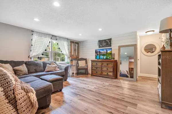 325 COLOMBA RD, Debary, FL 32713