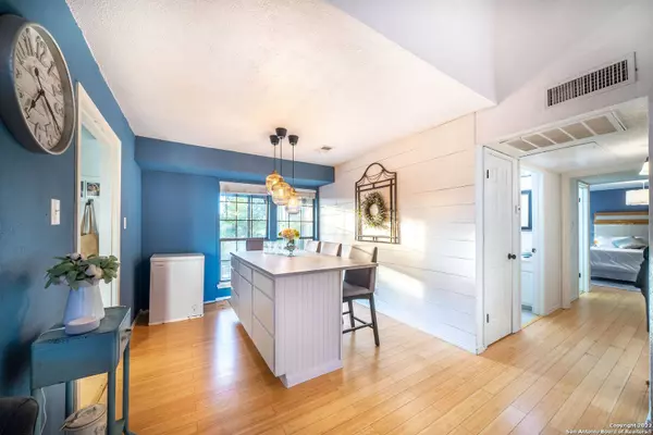 6100 WOODLAKE PKWY UNIT 304, San Antonio, TX 78244-1421