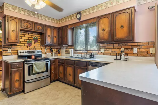 W2747 Hickory Ln, Geneva, WI 53147