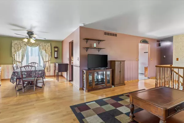 W2747 Hickory Ln, Geneva, WI 53147