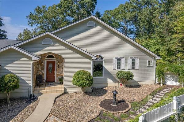218 Winding Creek LN, Columbus, NC 28722