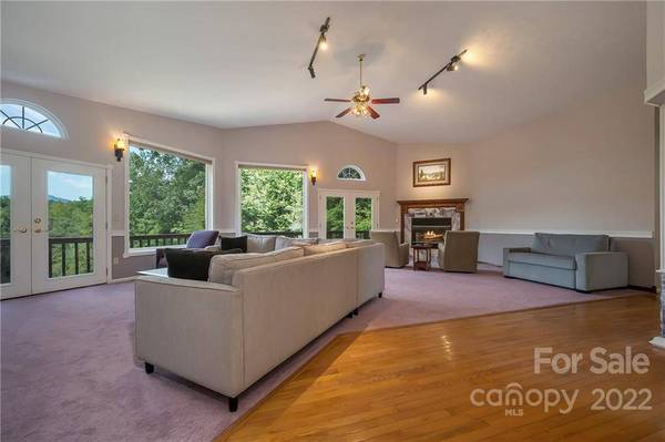 218 Winding Creek LN, Columbus, NC 28722